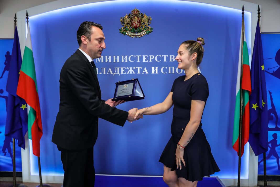 Спортният министър награди европейските шампионки по бадминтон