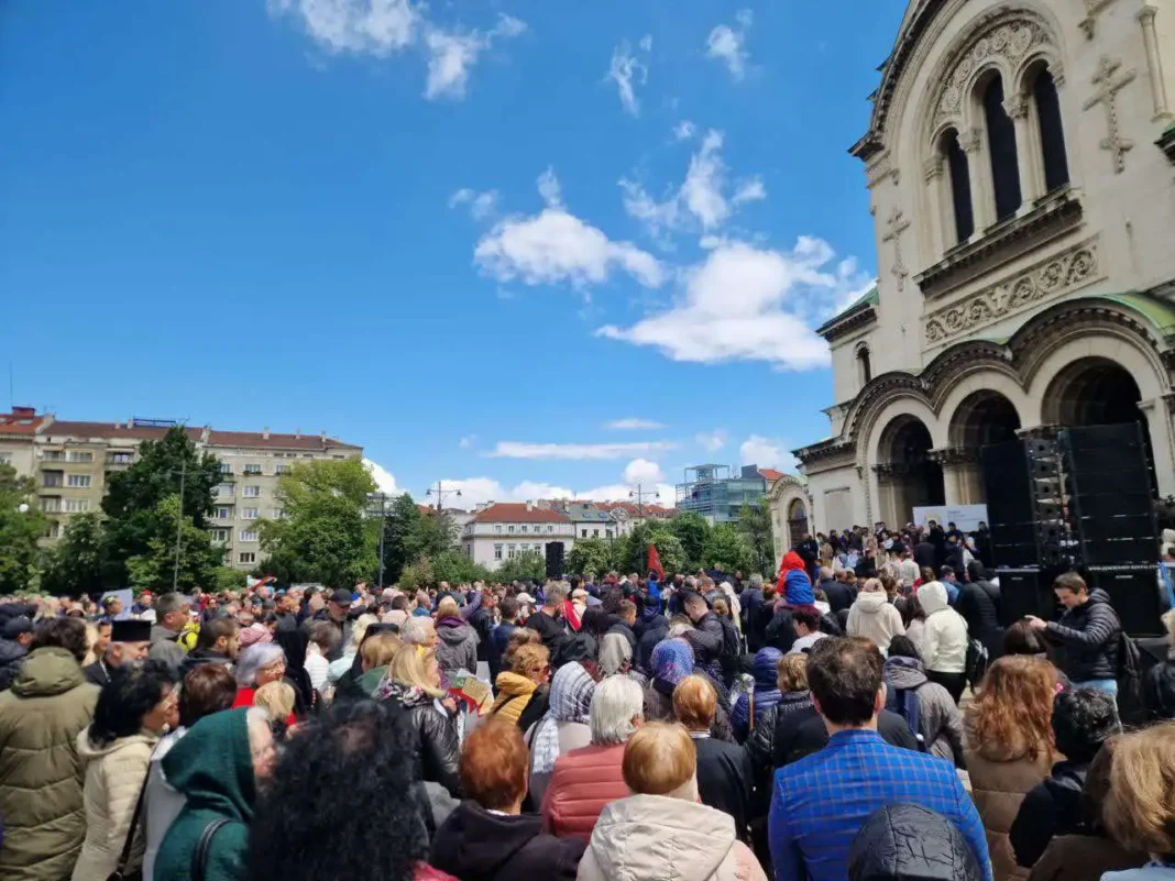 Шествие в подкрепа на въвеждането на „Религия и добродетели“ в училищата