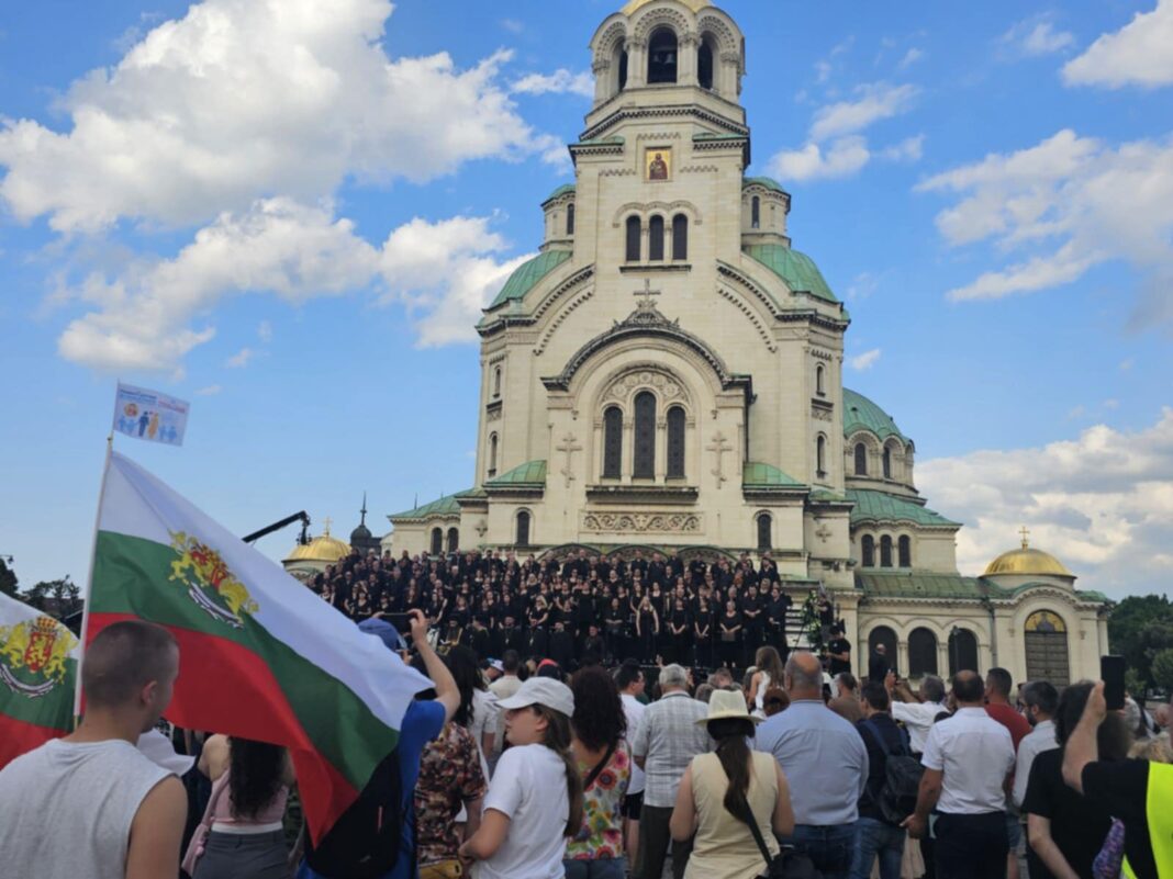 Много хора шестват в защита на семейството в София