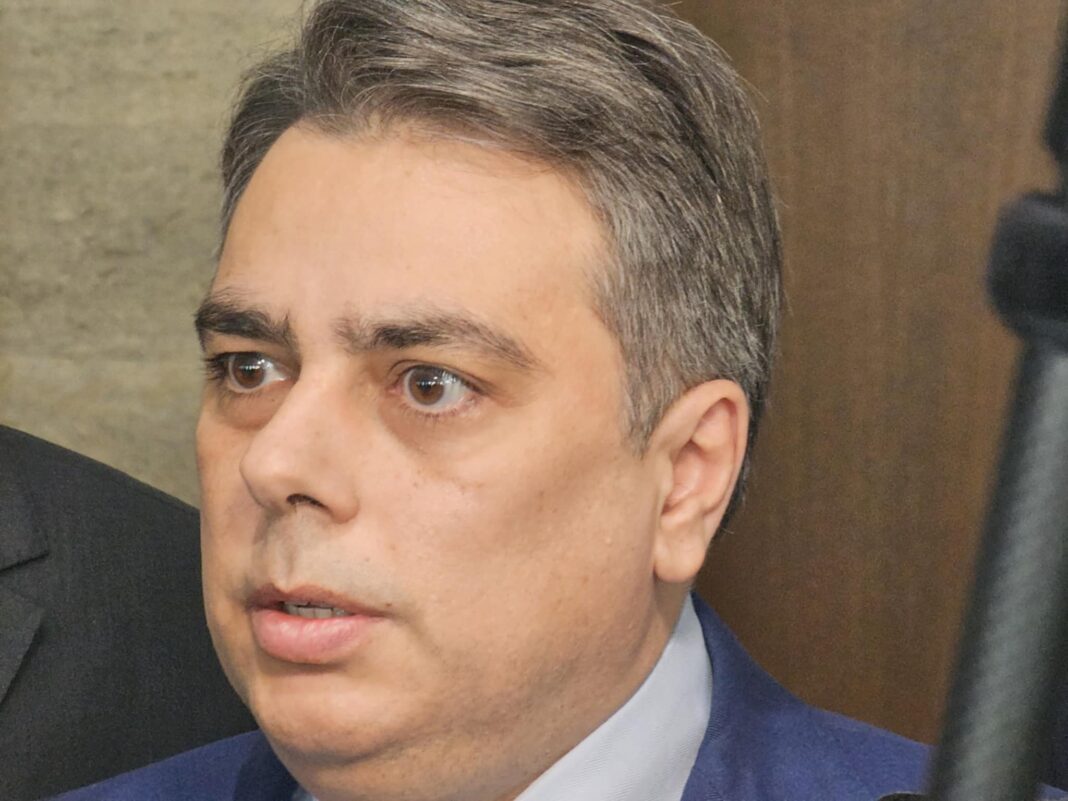 Асен Василев: Оглушително е мълчанието на Йотова след новината за „Безмер“