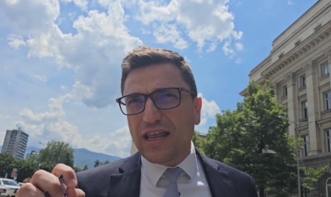 Венко Сабрутев: С едната ръка дават, с другата вземат