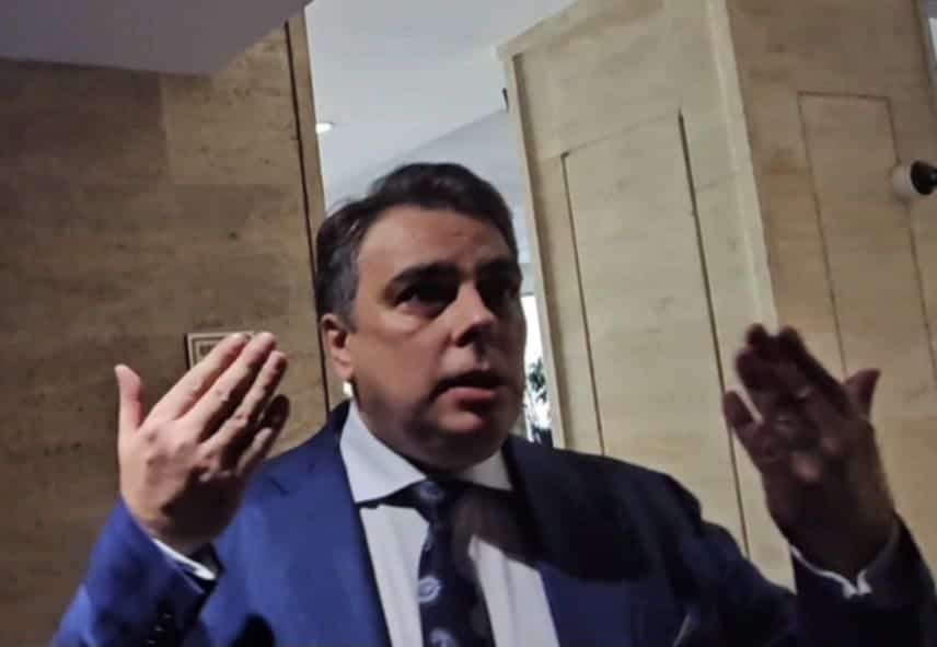 Депутатите на Асен Василев и на Доган -кръшкали от работа