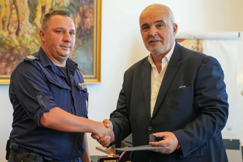 Наградиха полицаите спасили малко дете, нагълтало се с медикаменти