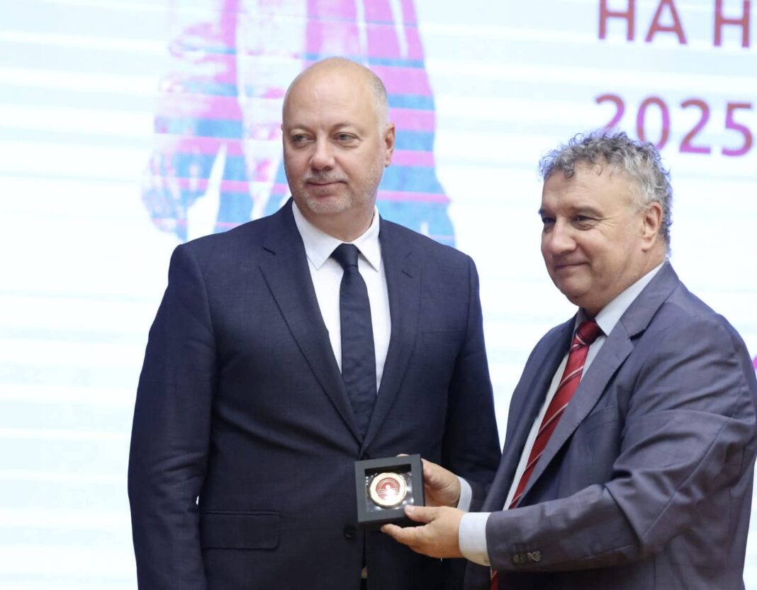 Желязков: Правителството с радост се вслушва във всяка критика