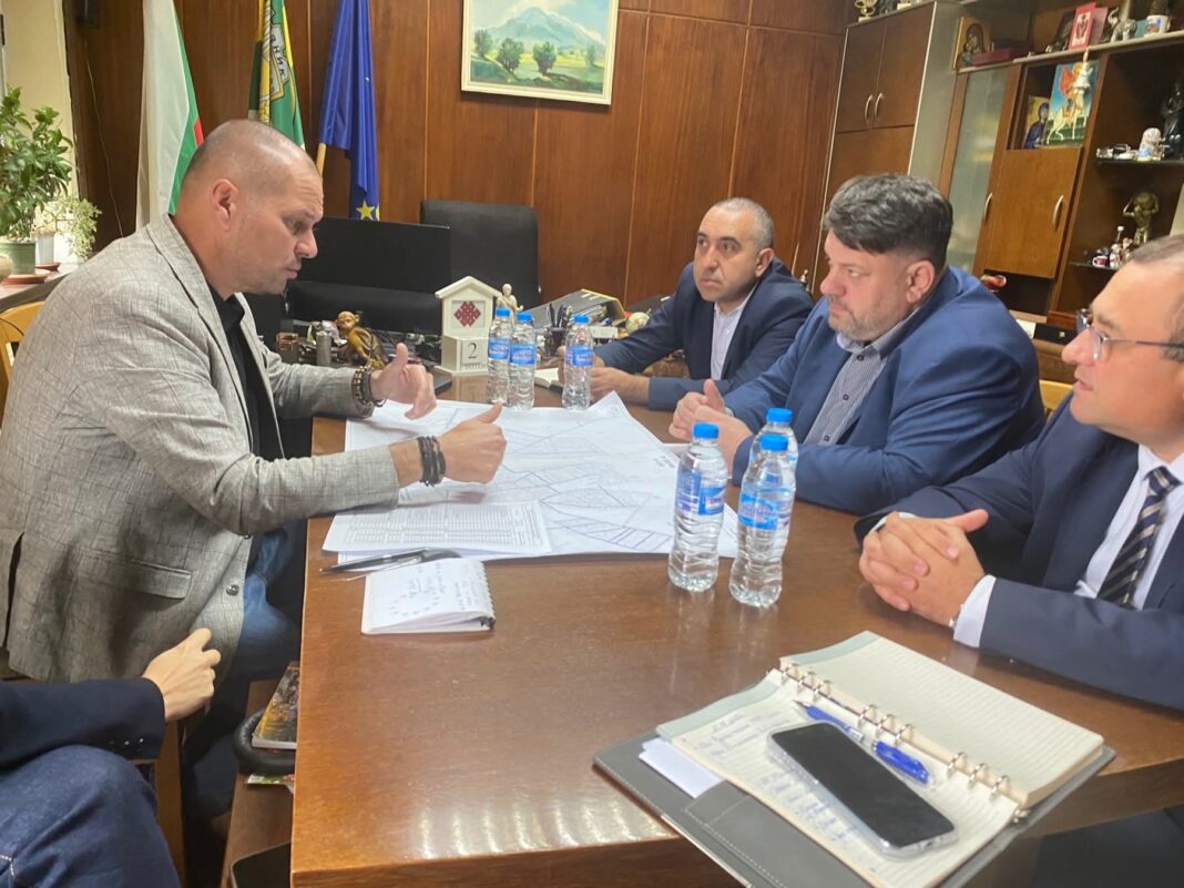 Вицепремиерът Зафиров и министър Иванов обсъдиха мерки срещу водната криза в Брезник