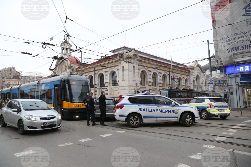 Катастрофа между трамвай и автомобил временно блокира движението при Халите в София