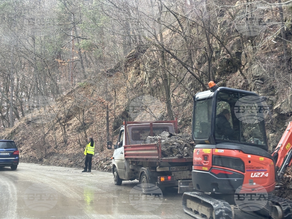 Паднали камъни затрудняват движението по пътя Самоков – София