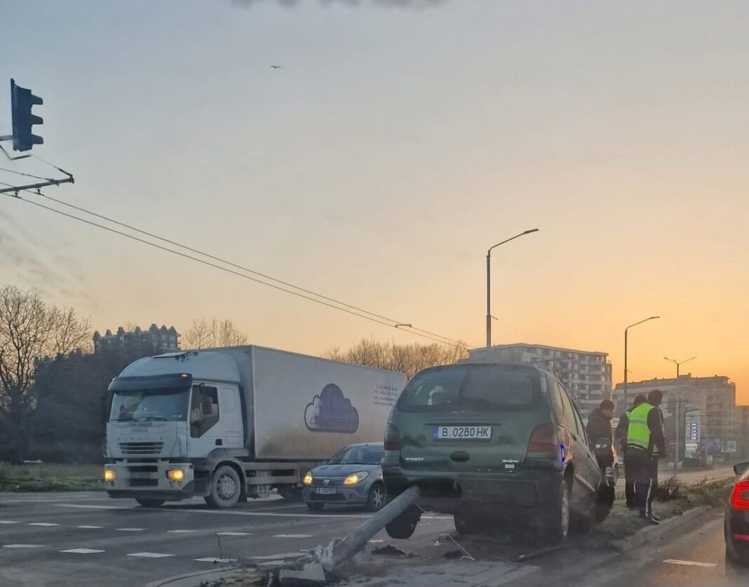 Кола събори светофар във Варна