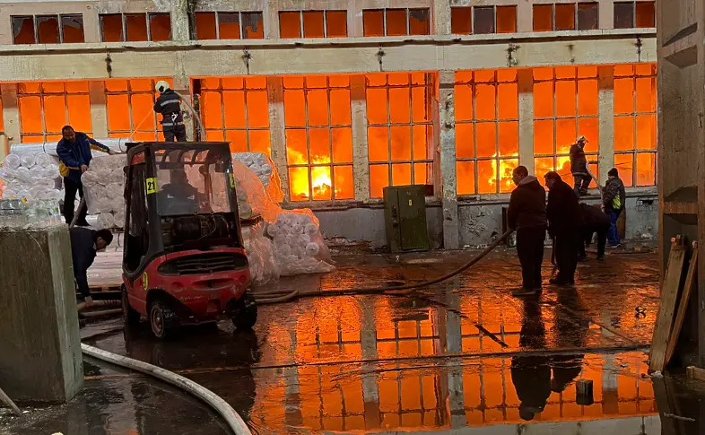 Пет екипа огнеборци гасят пожар в предприятие за спално бельо в Троян