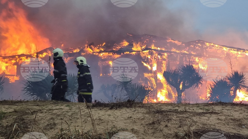 Пожар гори в заведение на плажа в Слънчев бряг