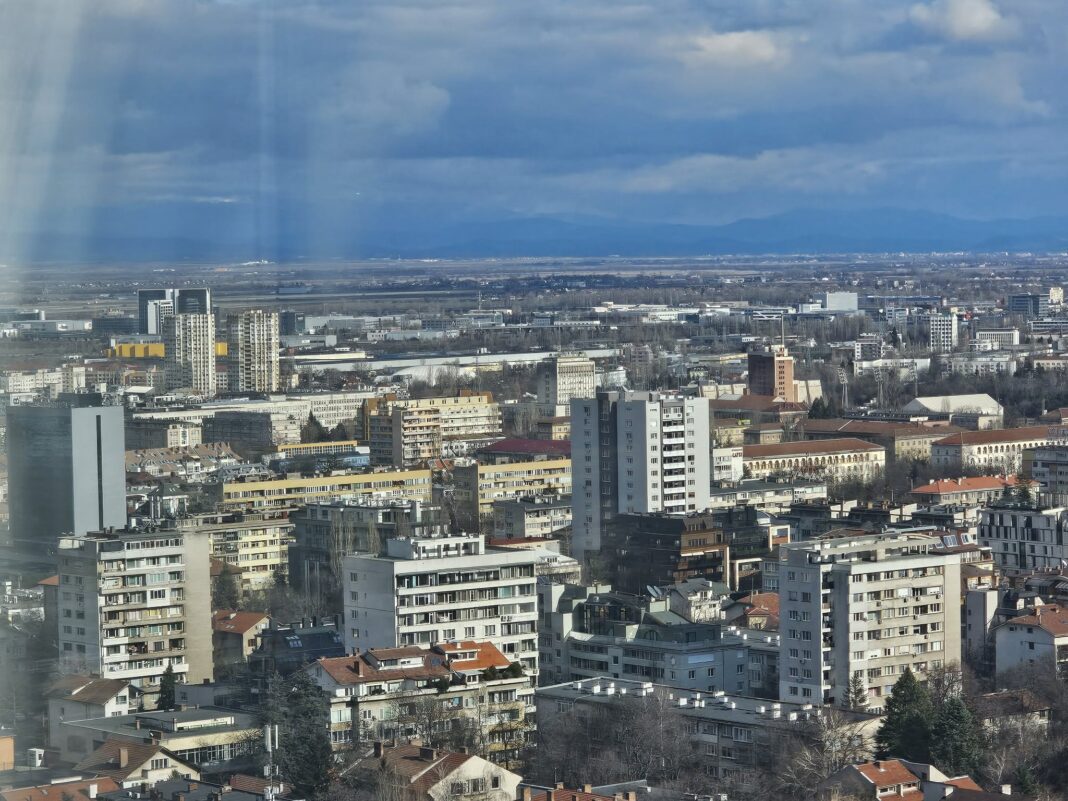 Българите стават по-предпазливи при разходите за жилище и автомобил