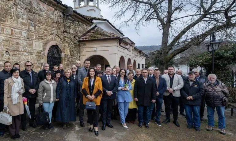 ГЕРБ-СДС откри кампанията си в Ловеч с молебен