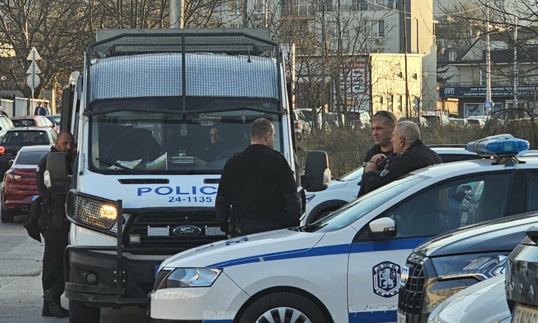 Възрастен мъж е в критично състояние след удар от автомобил