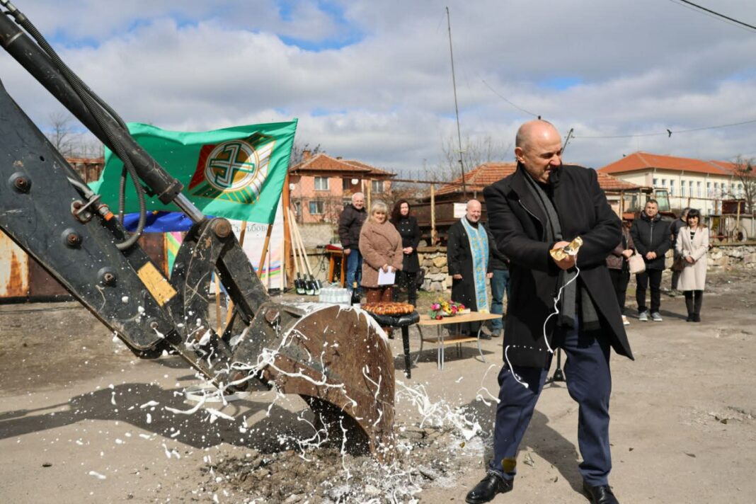 Кметът Николай Тонев даде старт на ремонта на ключова улица в Гълъбово