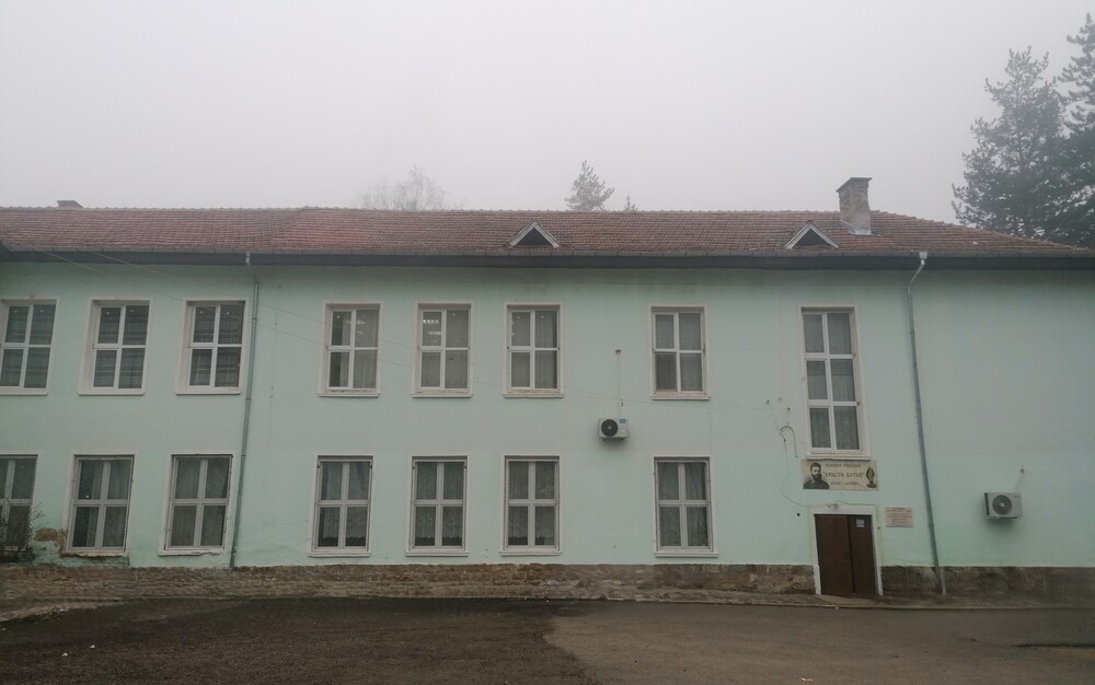 Ремонтират покрива на училище в село Лопян по проект „Красива България“