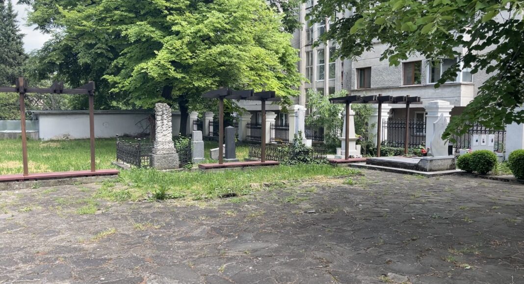 Възстановяват паметниците на старозагорските митрополити