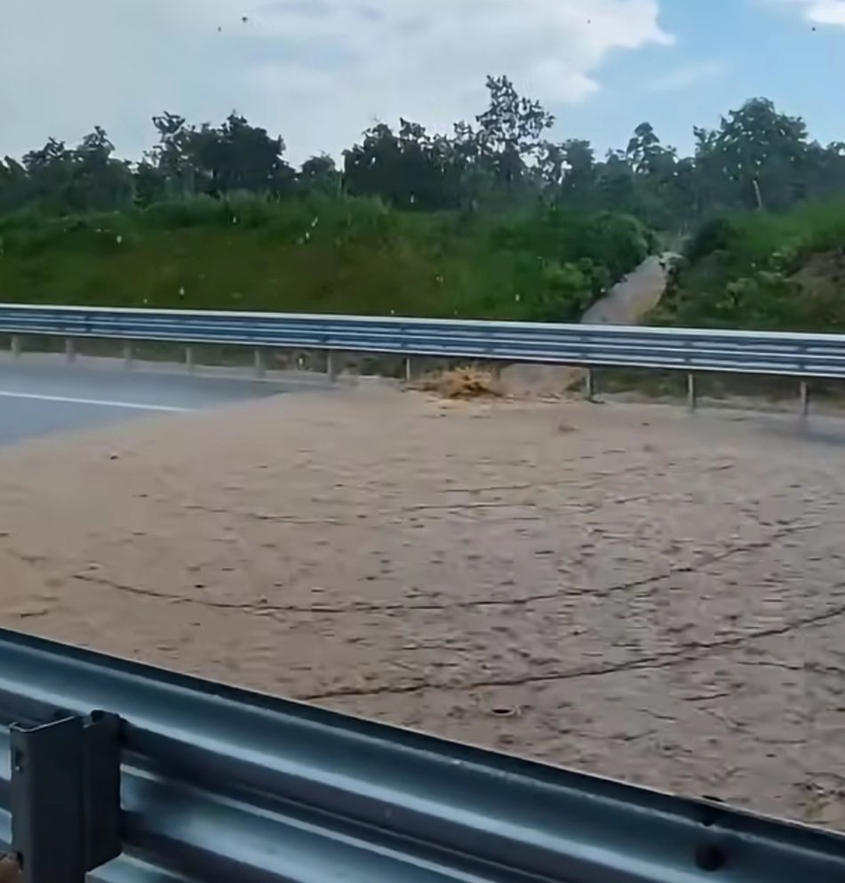 Умишлено запушен водосток заля платното на АМ “Хемус“ край ПВ “Дерманци“?