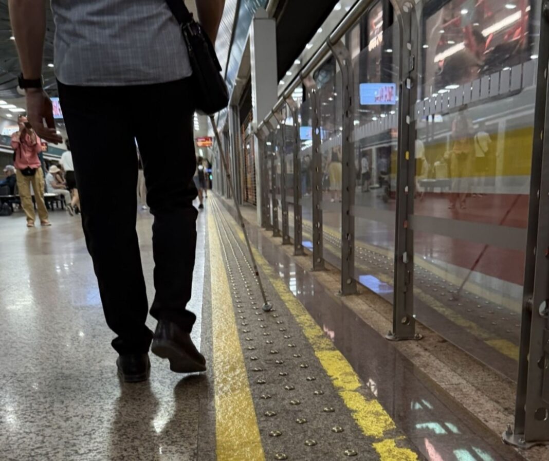 КЗД направи проверка на достъпността в столичното метро за незрящи хора