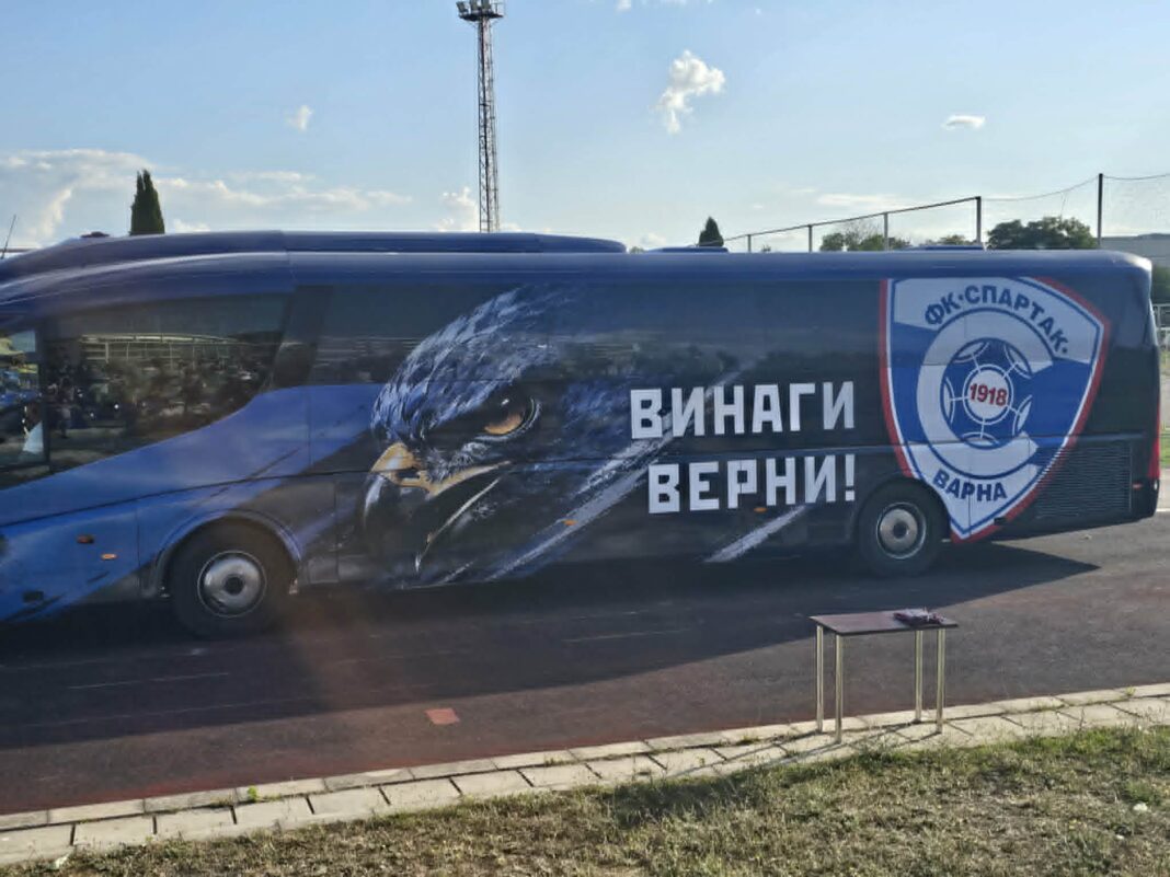 Леко ПТП с новия автобус на Спартак (Варна) след победата над Черно море