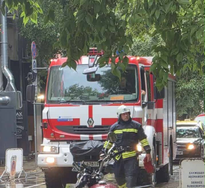 Порой и ураганен вятър удариха Варна