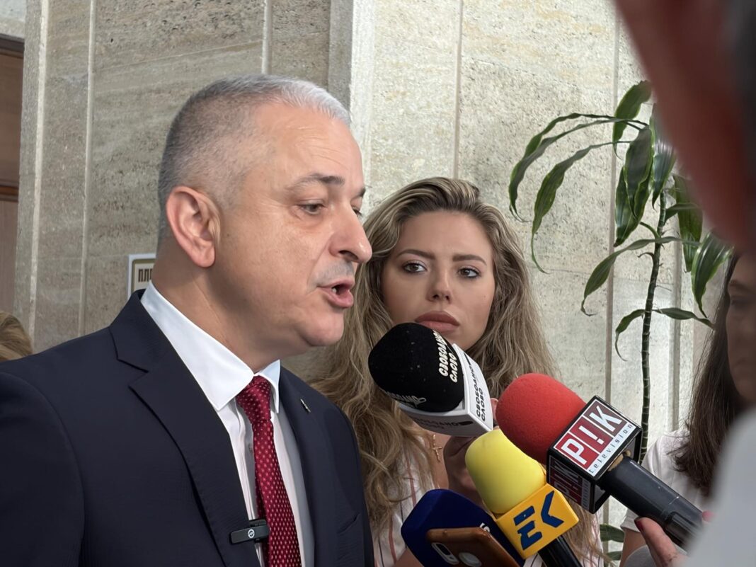 Депутат от „Възраждане“: Има съмнения за незаконно разпространение в училища
