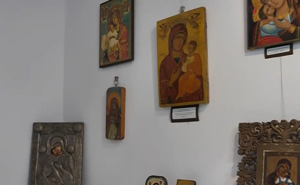 В памет на Ванга откриха изложба от гоблени и икони