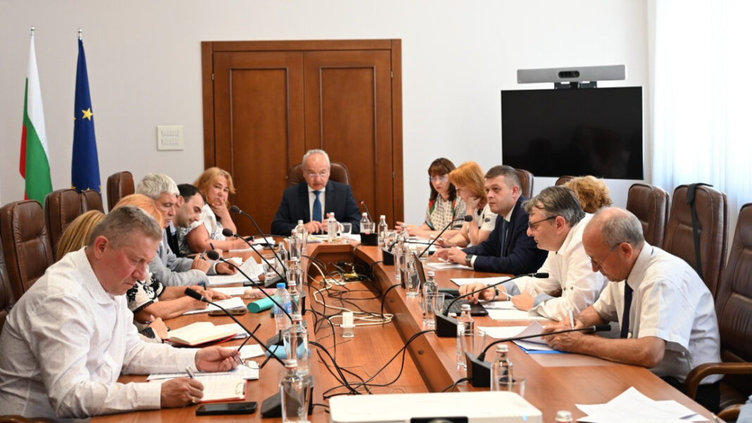 Минималната заплата за 2027 г. ще е поне 620 евро, синдикатите настояват за 670 евро