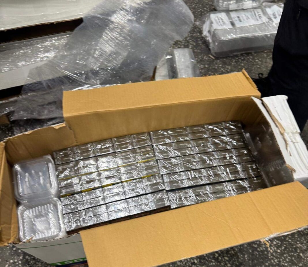 Контрабандисти скриха 400 000 цигари под пластмасови кутии