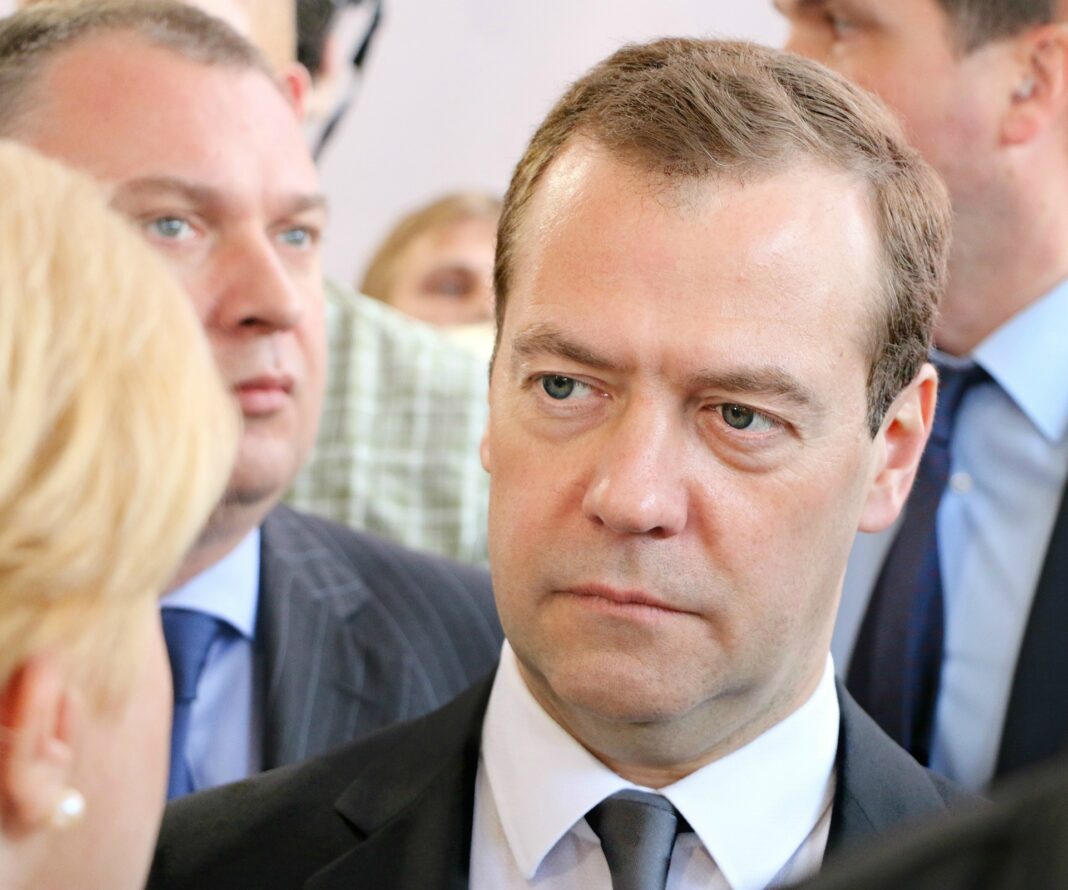 Медведев призова за „директни удари“ по военни производства в Германия