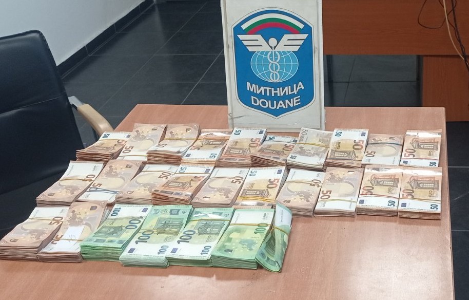Над 81 000 евро и близо 20 000 долара задържаха митничарите на „Капитан Андреево“