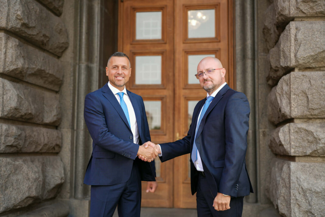 Ивайло Симеонов с 8.9 %. Сова Харис прикрива името му