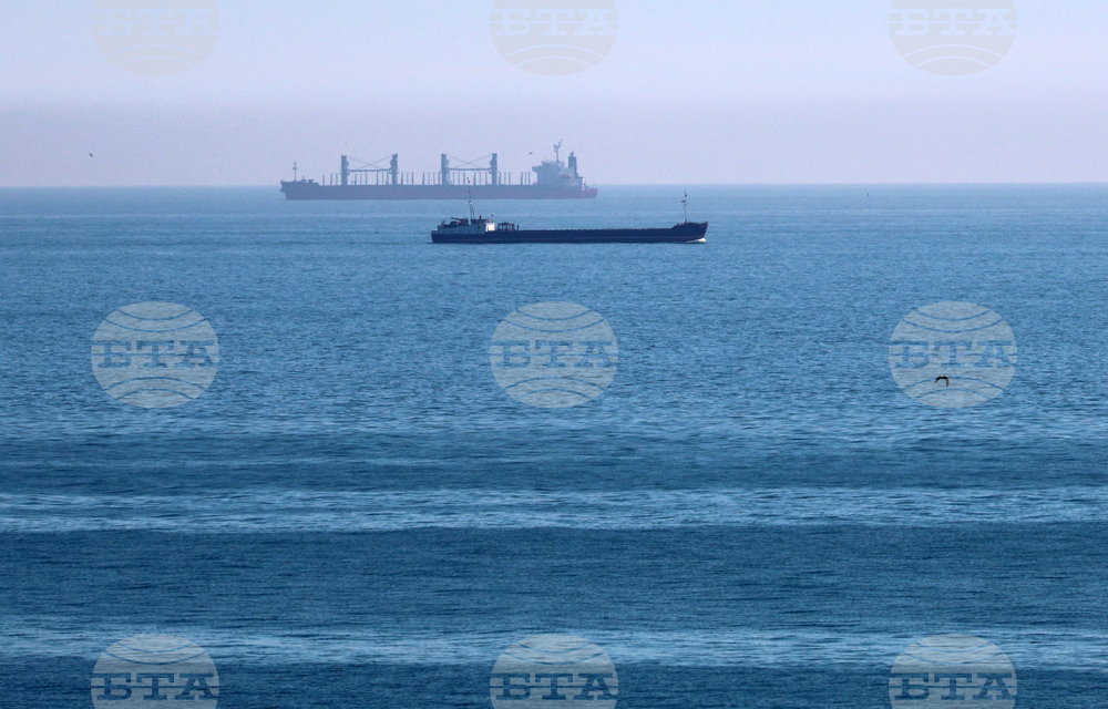 Осем моряци са в неизвестност след пожар на кораб в Черно море