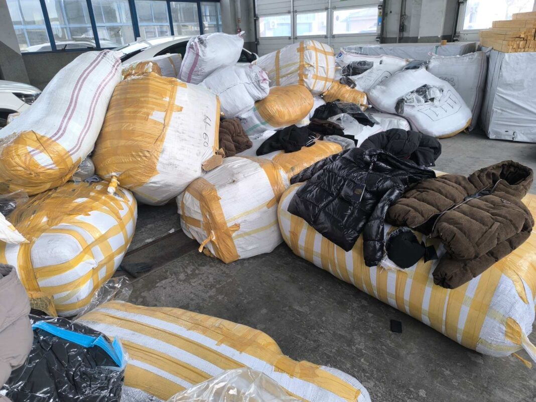 Митничари задържаха над 11 000 маркови дрехи и обувки на границата с Гърция