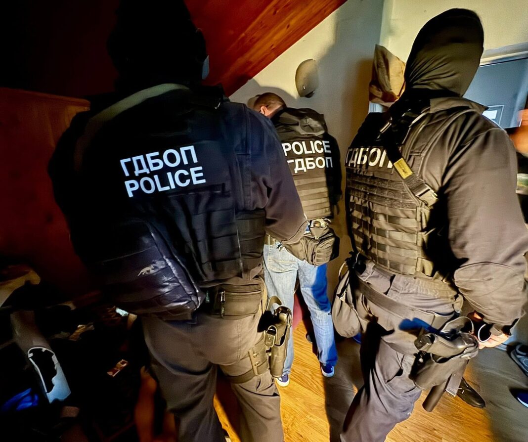 25 000 евро, злато и боеприпаси открити при акцията на ГДБОП в Костинброд