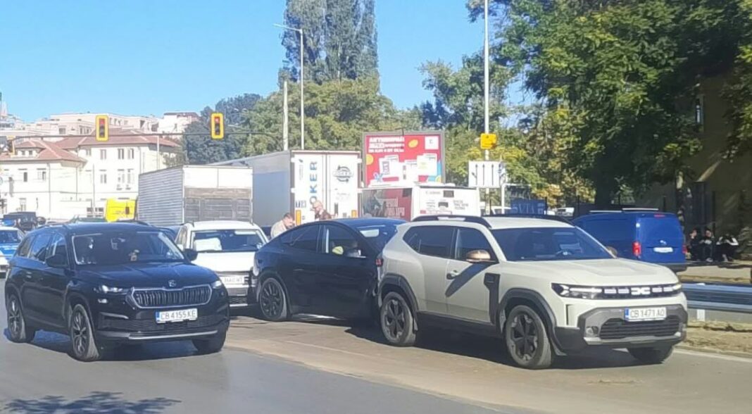Верижна катастрофа затрудни движението в столичния квартал „Сухата река“